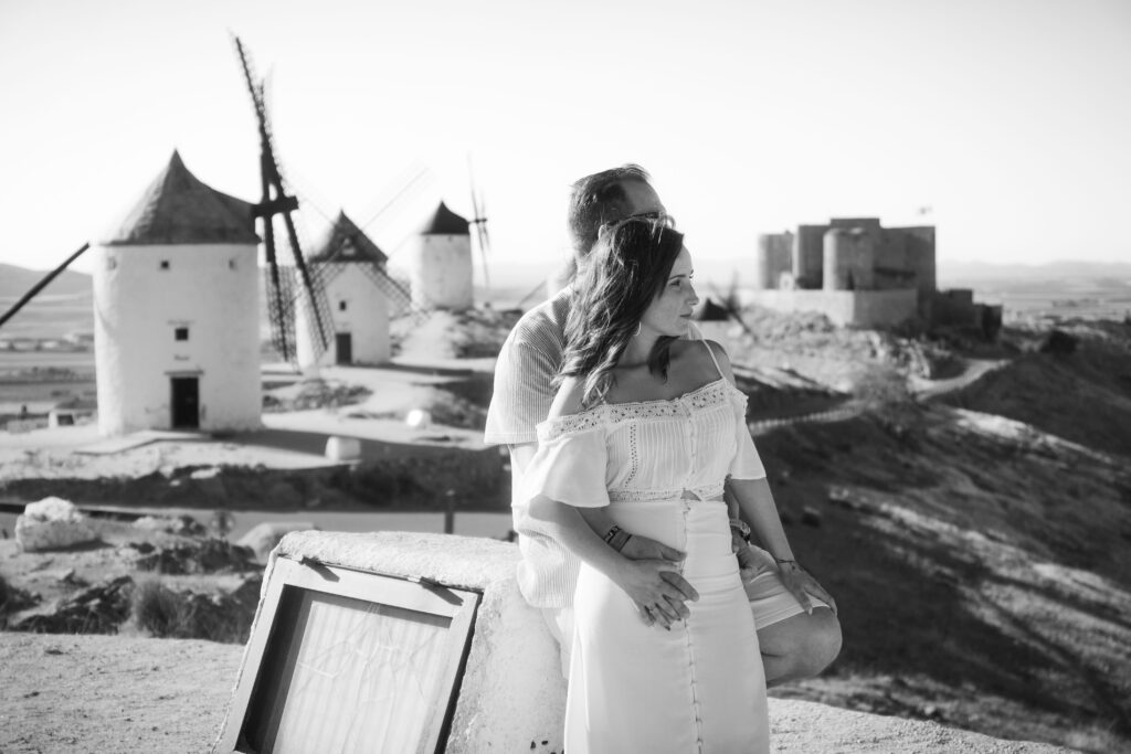 Foto preboda realizada en los Molinos de Consuegra en el atardecer.