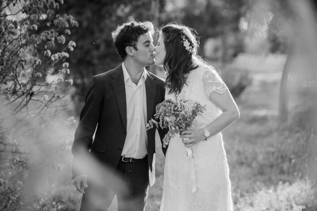 Foto de boda de pareja, realizada el día de su boda en los jardines de la finca el Morenillo, en el Molar.