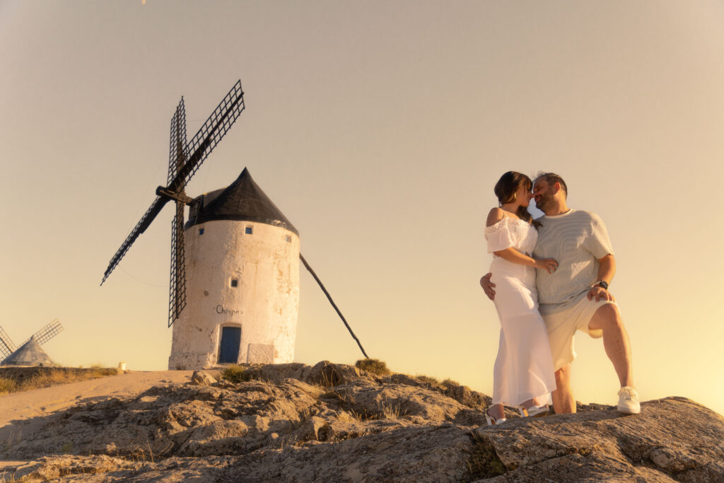 Foto preboda realizada en los Molinos de Consuegra en el atardecer.