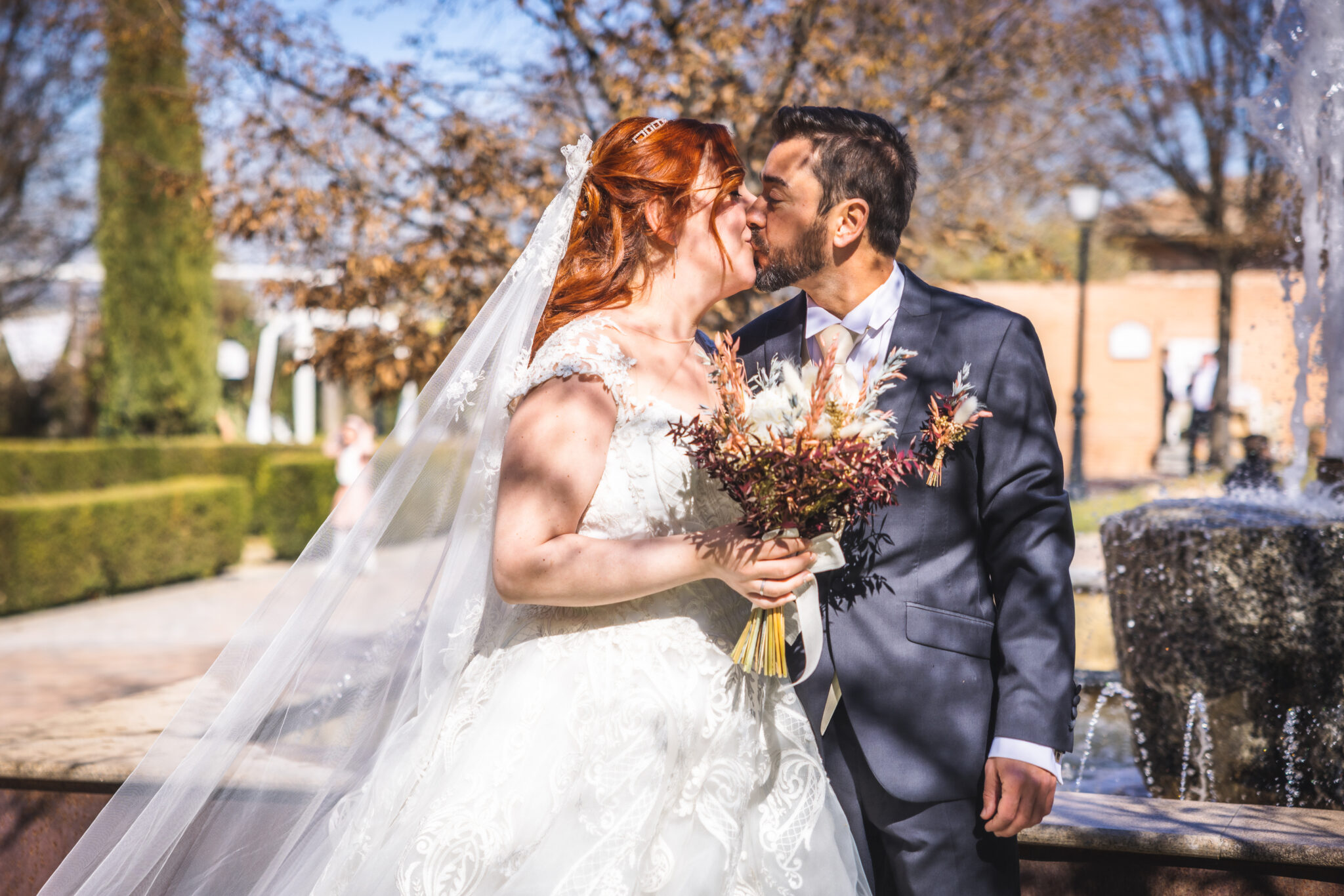 Foto de boda de pareja, realizada el día de su boda en los jardines del Hotel Comendador, en Carranque Toledo.