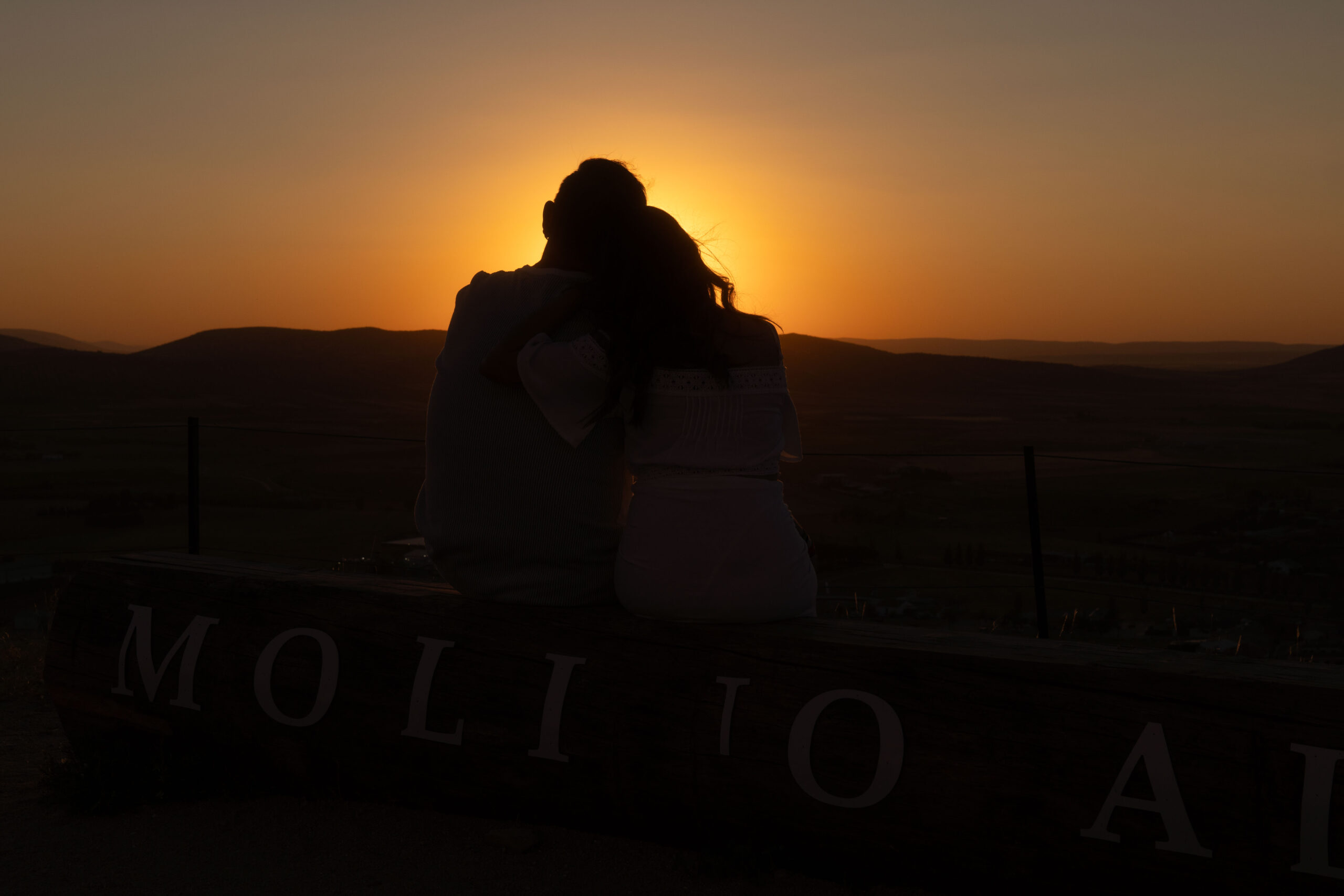 Foto preboda realizada en los Molinos de Consuegra en el atardecer.