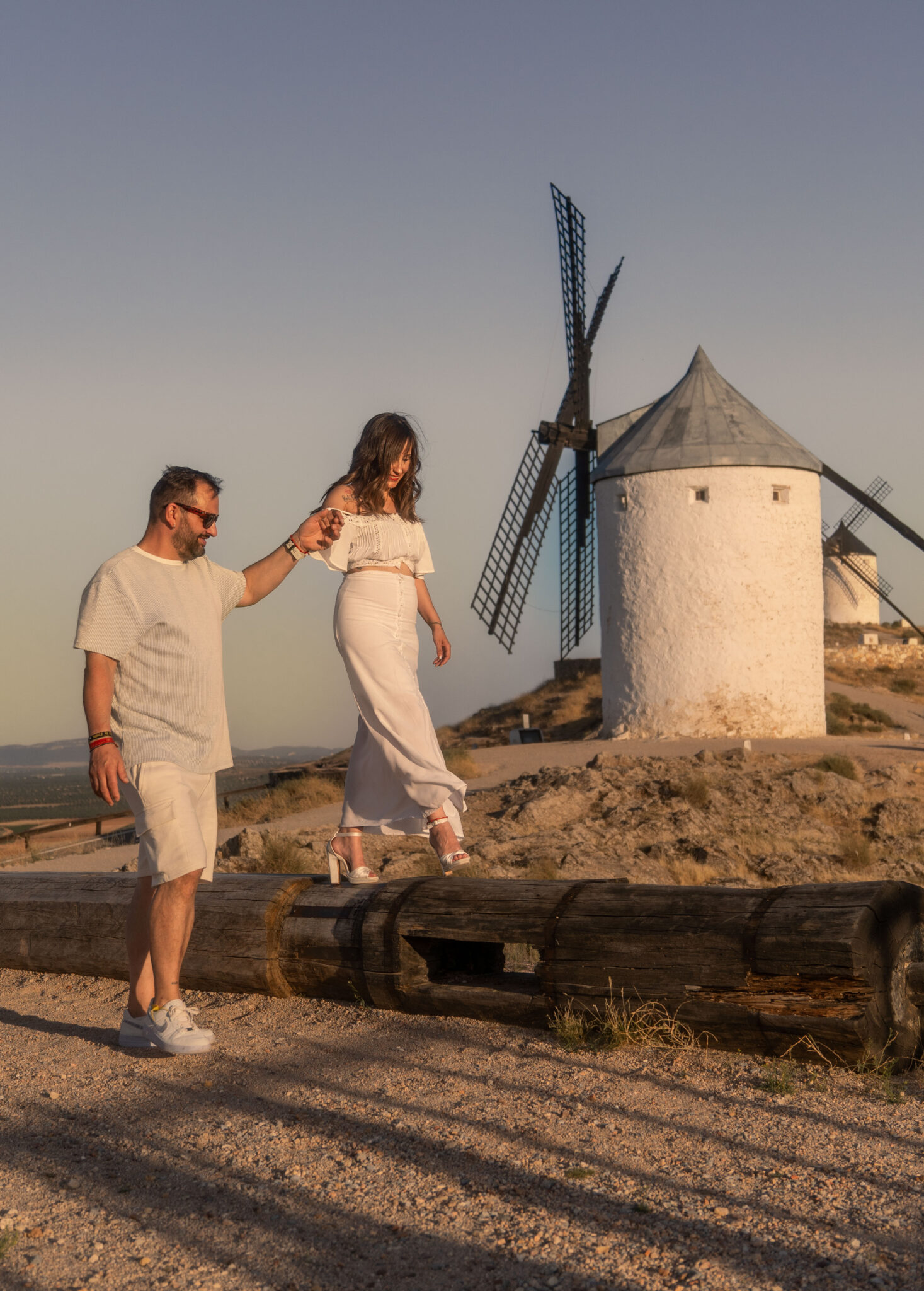 Foto preboda realizada en los Molinos de Consuegra en el atardecer.