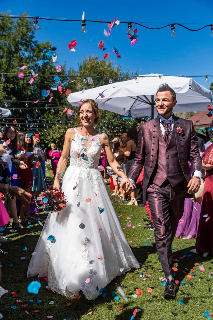 Boda Imma y Ricardo Fotos de boda, salida de los novios después de la ceremonia