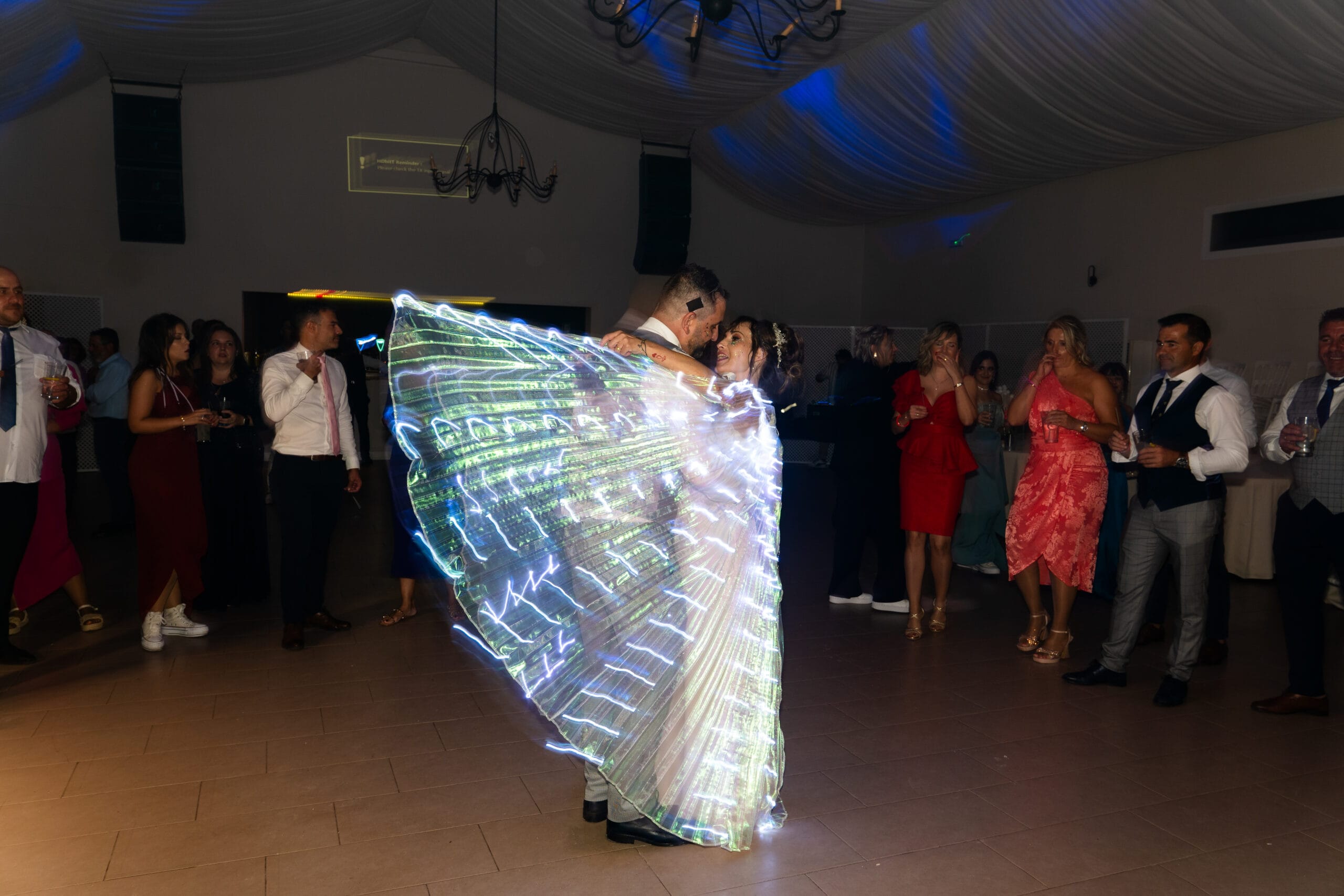 Fotos de boda, baile inaugural de los novios de la discoteca, en la finca Real de Pinares, en Consuegra